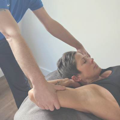 Een vrouwdie een thaise massage ondergaat bij Massage Apeldoorn. Zij ligt op de rug en haar bovenarmen worden omhoog getrokken.